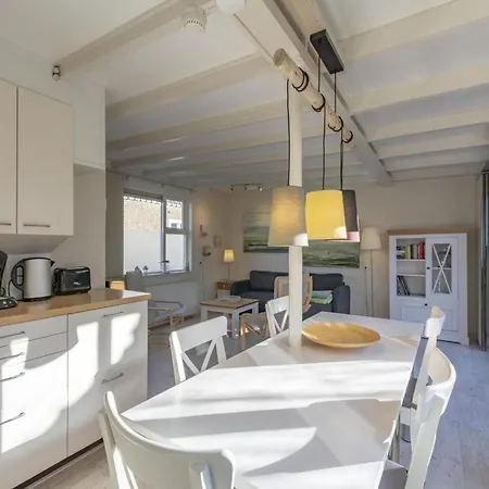 Semesterbostad Lovely Bungalow Near The Beach For 5 People