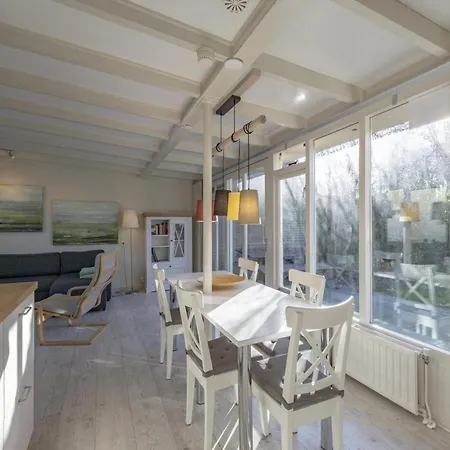 Semesterbostad Lovely Bungalow Near The Beach For 5 People