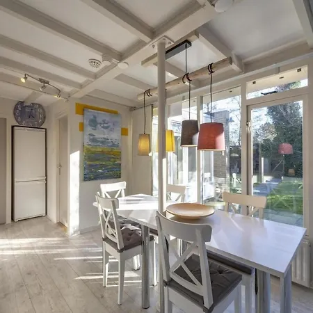 Semesterbostad Lovely Bungalow Near The Beach For 5 People