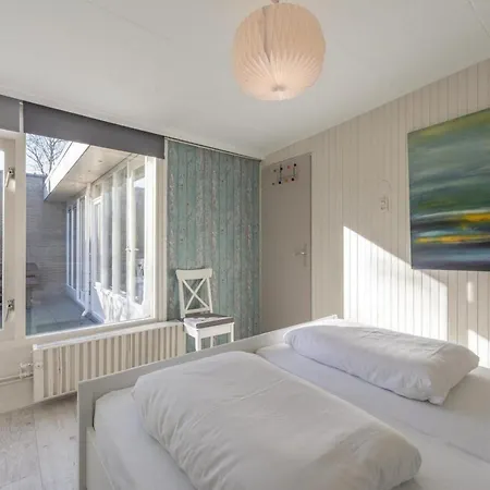 Semesterbostad Lovely Bungalow Near The Beach For 5 People