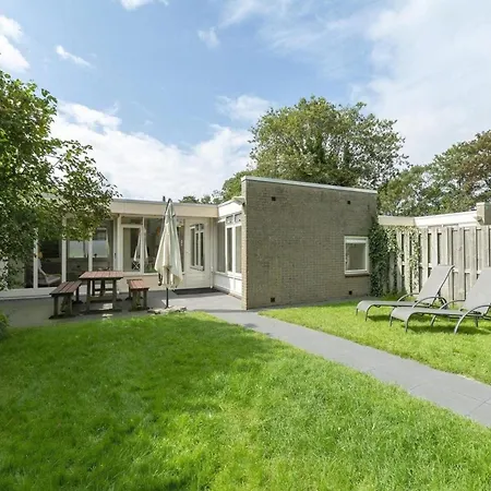 Semesterbostad Lovely Bungalow Near The Beach For 5 People Sint Maartensvlotbrug