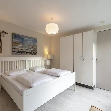 Semesterbostad Lovely Bungalow Near The Beach For 5 People