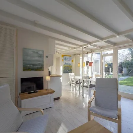 Semesterbostad Lovely Bungalow Near The Beach For 5 People *